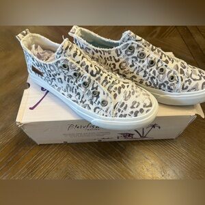 Blowfish White and Gray Sneakers with Stylish Pattern